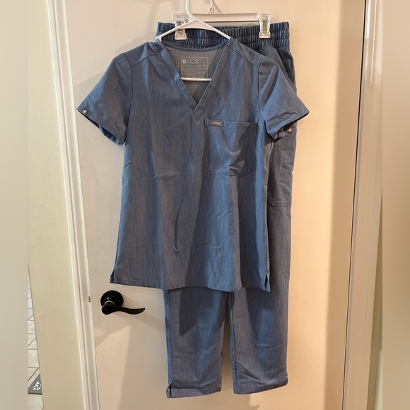 Gently Used Figs Scrub Set - Picture 1 of 6